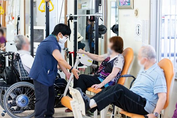 訓練を受ける人々の様子