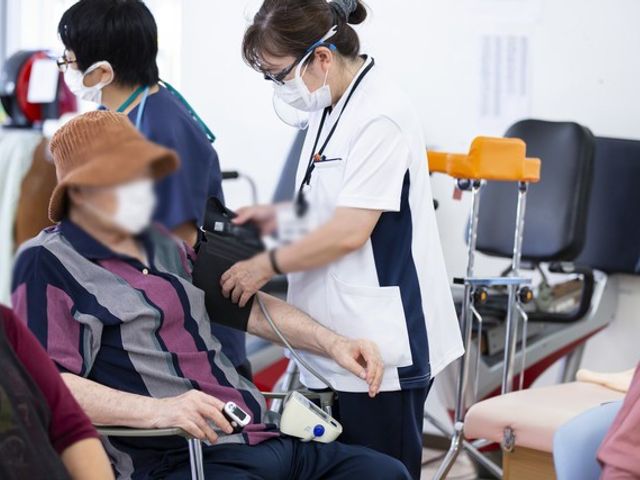利用者の健康チェック状況 機能訓練室 利用者に対するスタッフの丁寧な健康チェックが行われています。落ち着いた環境で安心して過ごせます。