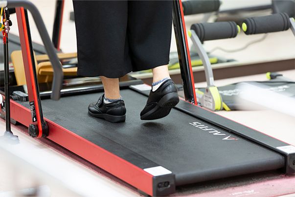 運動機器を使う様子