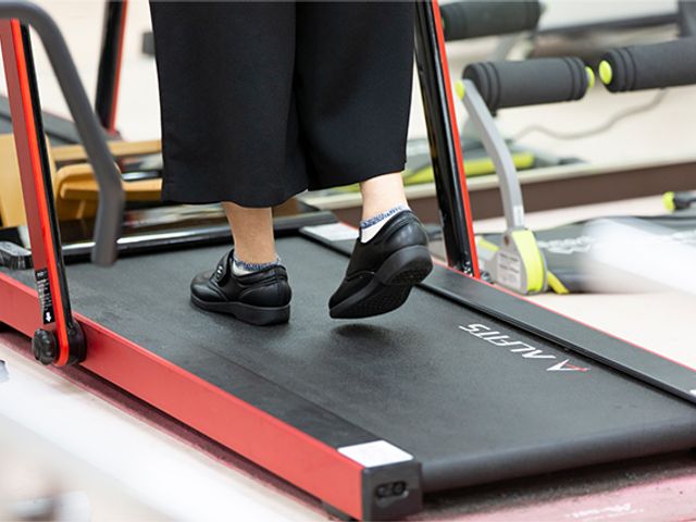 運動機器を使う様子 ジム 安全性が考慮されたジムで、快適な運動ができます。リハビリにも適しています。