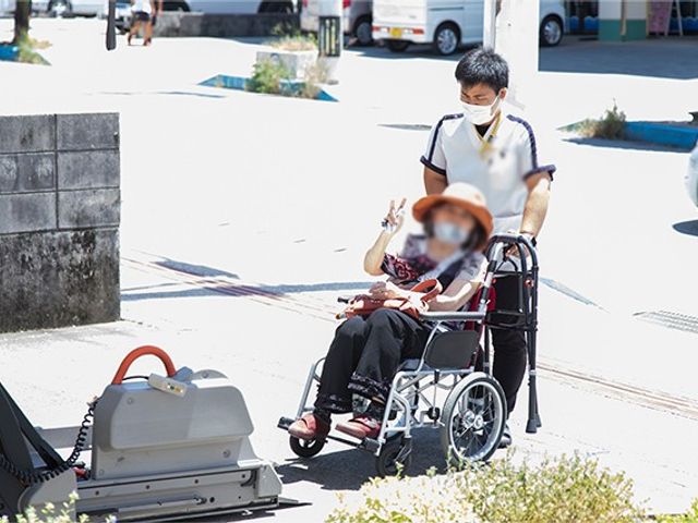 日差しのもとでのケア 外観 日差しを浴びながら、スタッフと共に快適に過ごすことができる環境です。