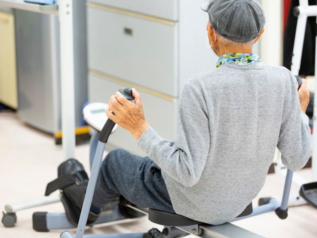 機能訓練室 機能訓練室 年配の方がリラックスしながらエクササイズを行える機能訓練室があります。機器は使いやすく、安全性に配慮されています。