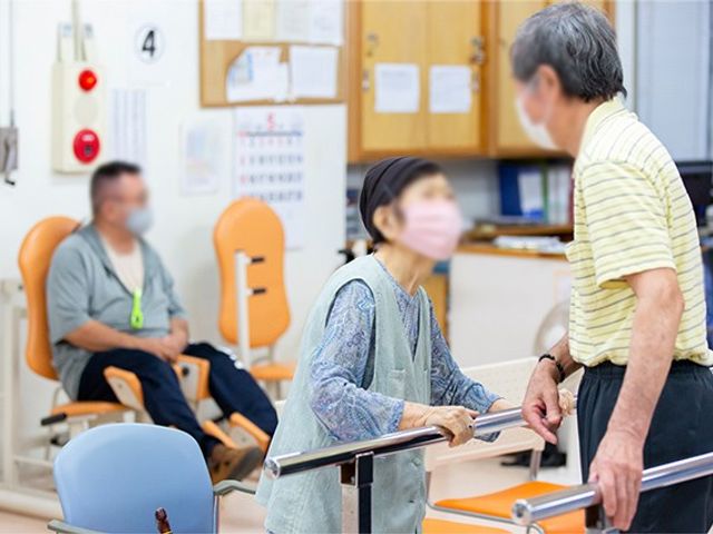 リハビリ活動中の風景 機能訓練室 利用者の方が専門スタッフと共にリハビリに励んでいます。サポート体制が整っていますので安心です。