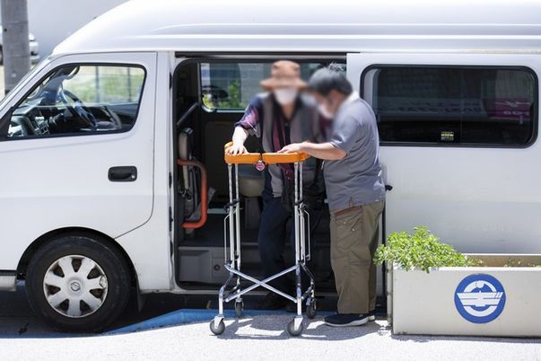 介護者と利用者の乗降場面