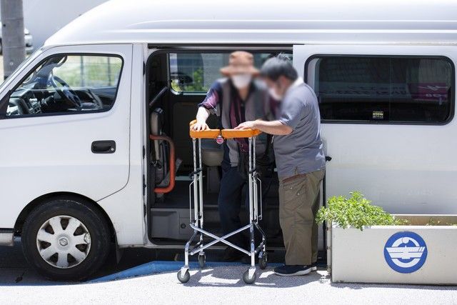 介護者と利用者の乗降場面