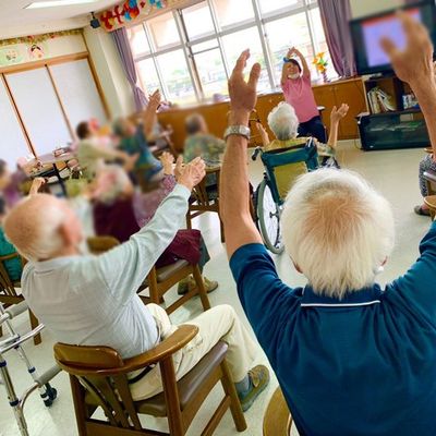 手を上げる人々の部屋