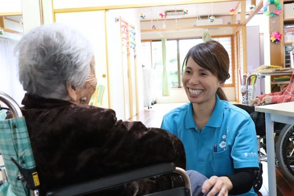 利用者と笑顔のスタッフの居室  