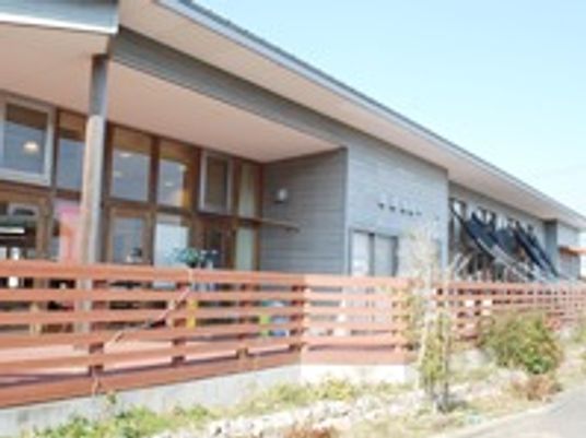 明るい木目調の施設外観