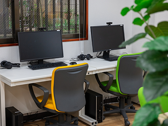 パソコンが並ぶ部屋