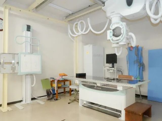 機能訓練室 機能訓練室   明るい室内に機器が整った機能訓練室です。作業台や椅子もあり、訓練や準備がしやすそうです。