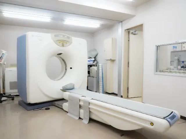 機能訓練室の機器 機能訓練室   大きな訓練機器が置かれた明るい部屋です。動きの確認やリハビリに使いやすい広さがありそうです。