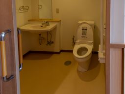 バリアフリー設計のトイレ