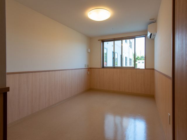 居心地の良い空の居室 シンプルで清潔感のある空間です。窓からは自然光がたっぷりと入り、快適な個室生活を送れます。