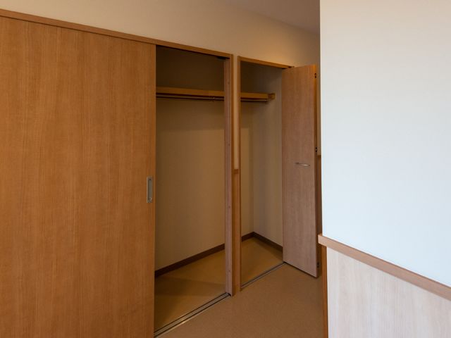 清潔感のある居室クローゼット ゆとりある収納スペースを備えた居室です。使いやすく整理整頓がしやすい設計になっており、快適な生活空間を提供しています。