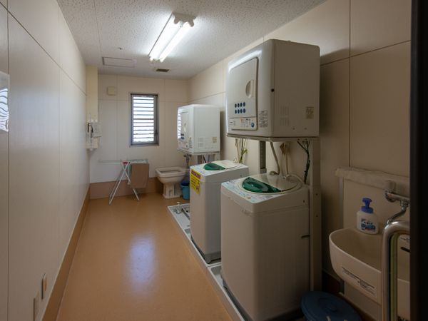 洗濯機と洗面設備のある部屋