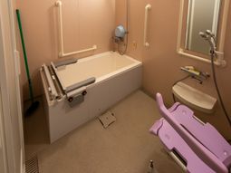 バリアフリーの浴室設備