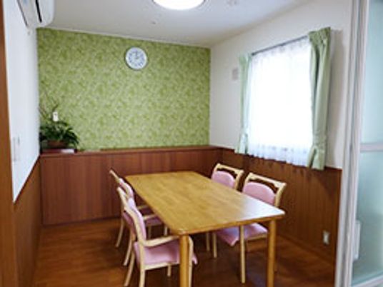 明るいテーブル付きの部屋