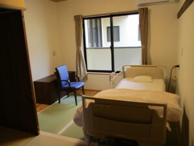 静かな居室 居室 自然光が差し込む居室で、居心地の良い空間です。快適な休息が期待できます。