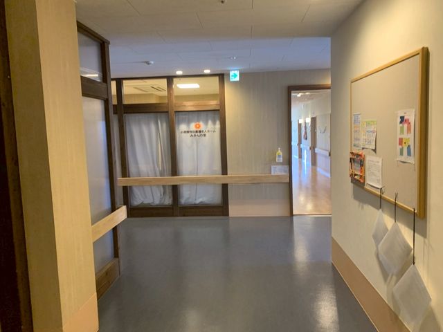 廊下にある掲示物 廊下 広々とした廊下に掲示板が設置され、情報が見やすく整理されています。自然光が差し込み、明るい雰囲気を感じられます。