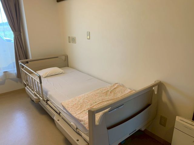 ベッドのある居室 居室 清潔感のある居室は、自然光が入りやすく快適な環境です。