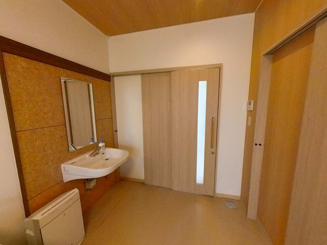 洗面台と引き戸のある部屋 トイレ 洗面台が備わった清潔なスペースで、引き戸なので出入りが簡単です。