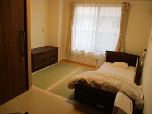 光が差し込む居室 居室 広い窓から自然光が差し込む明るいお部屋です。リラックスしたい方に最適な空間となっています。