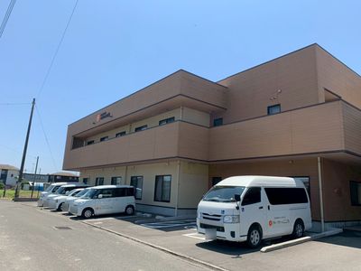 複数の車が停まる建物外観