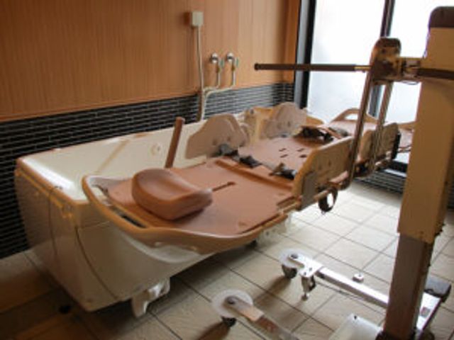 設備の整った浴室 浴室 機能的なバスルームは、利用者が安全に入浴するための設備が整っています。介護業務を円滑にサポートします。