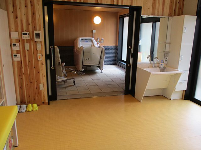明るい浴室と洗面台 浴室   木目調の落ち着いた空間に、ゆったり使えそうな浴槽と洗面台が整っています。採光のある明るさがあり、清潔感を感じやすいです。