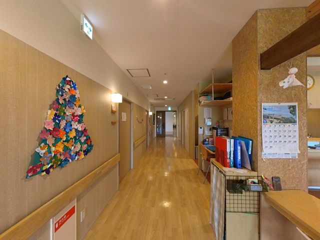 明るい廊下 廊下 ちょっとした飾りが施された温かみのある廊下です。職場は彩りにあふれています。