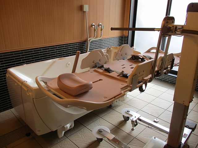機械浴槽のある浴室 浴室   機械浴槽が設置された浴室です。移乗を支える器具があり、入浴時の負担を抑えやすい環境です。