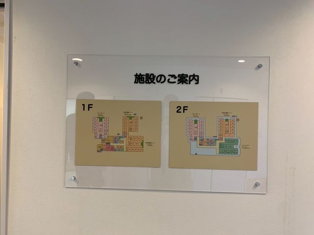 施設案内の掲示物 掲示物 フロアの配置を示した案内版があり、各エリアを分かりやすく確認できるようになっています。