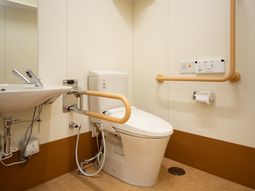 手すり付きの清潔なトイレ