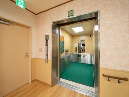 開放的なエレベーター入口