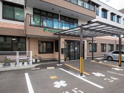 入口と駐車場の外観