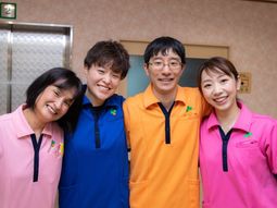 明るい表情のスタッフ4人