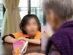 対話する人々の様子