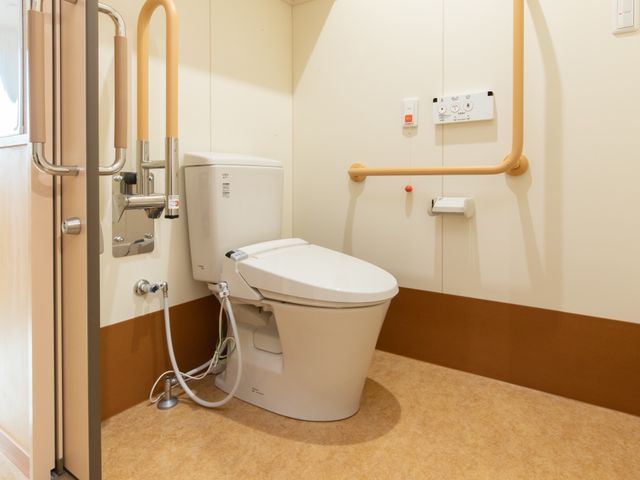 バリアフリートイレ設備 トイレ サポートバー付きの安全なトイレ空間です。身体の不自由な方も安心してご利用いただける設計になっております。