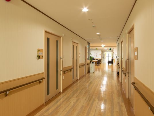 広々とした明るい廊下