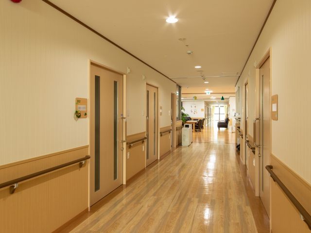 広々とした明るい廊下 通路 ゆとりある廊下は明るく、手すりも完備されておりますので、安全に移動できる設計となっています。