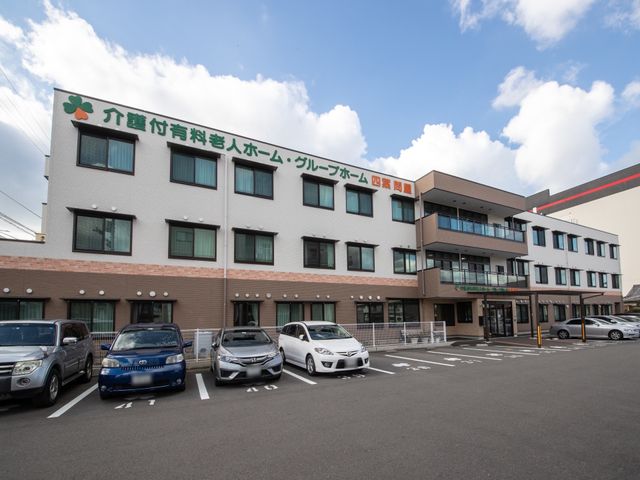 施設の外観と駐車場 外観 広々とした駐車スペースを備えた、清潔感のあふれる建物外観です。利用者と来訪者の快適さを配慮した設計がみられます。