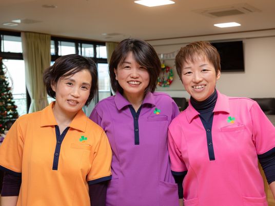 笑顔のスタッフ三名立像
