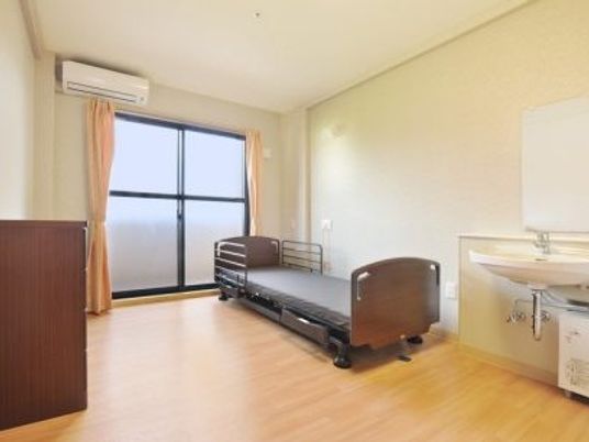 明るい居室のベッド  