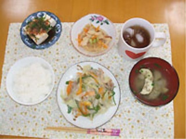 バランスの取れた食事内容 食事 色とりどりの健康的な食事が並べられ、栄養バランスを考えた献立が提供されています。ここでのお食事は、身体だけでなく心も満たされる時間です。
