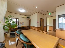 明るい共用ダイニング空間