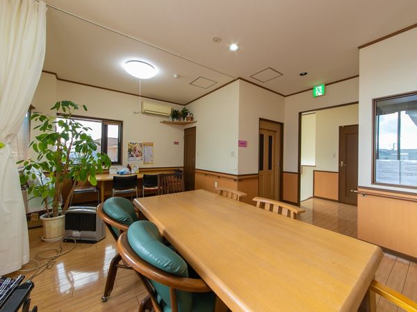 明るい共用ダイニング空間