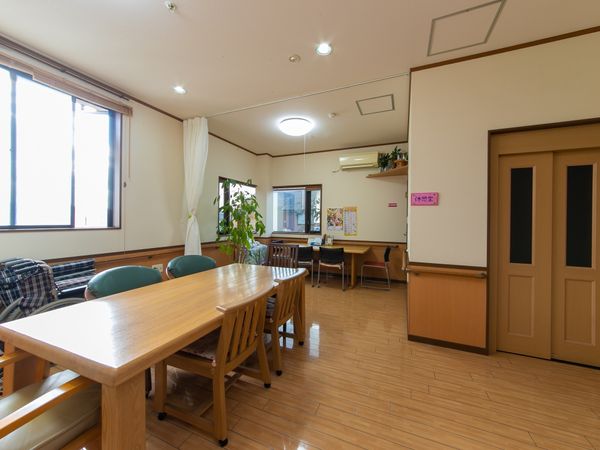 明るい食堂の様子