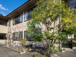 緑あふれる施設外観