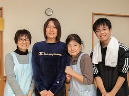 笑顔のスタッフグループ