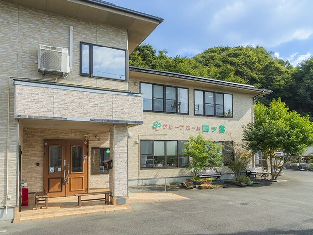 明るい外観 外観   大きな窓とやわらかな外壁が印象的な建物です。玄関まわりにはベンチや植栽があり、落ち着いた雰囲気です。